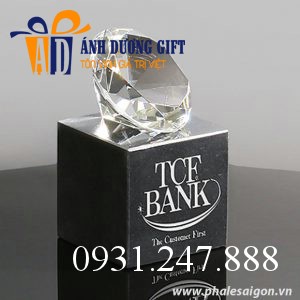 Chặn giấy để bàn pha lê C008